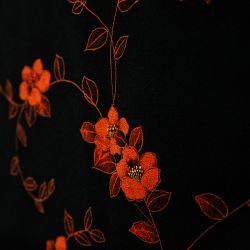 Detalle Haori Momo negro con flores rojas