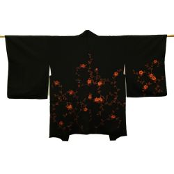 Haori Momo negro con flores rojas