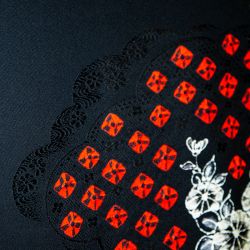 Detalle Haori Shibori negro con motivos rojo blanco