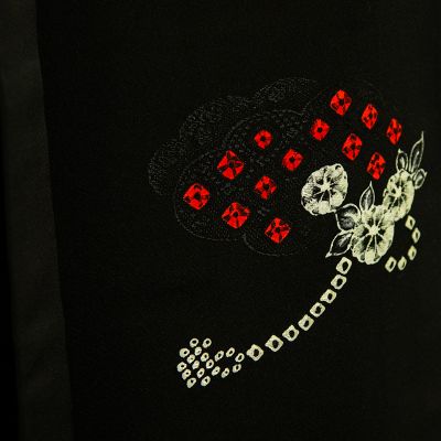 Detalle Haori Shibori negro con motivos rojo blanco